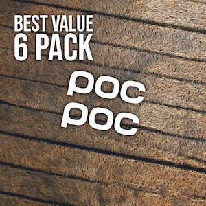 Könnte beinhalten: Das Bild zeigt den Text "BEST VALUE 6 PACK" in Weiß, mit dem Wort "poc" zweimal darunter, ebenfalls in Weiß. Der Hintergrund hat ein strukturiertes, braunes und beiges Muster.