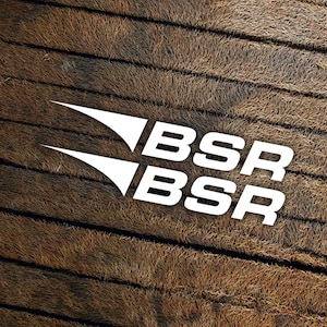 Op de afbeelding: Wit logo op een bruine, textuurrijke achtergrond. Het logo heeft twee witte pijlen die naar rechts wijzen en de tekst "BSR" twee keer herhaald.
