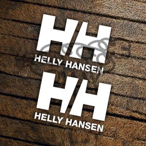 Peut inclure: Deux logos blancs "HH" avec le texte "HELLY HANSEN" en dessous, sur un fond marron texturé. Les logos sont légèrement inclinés, l'un étant partiellement ombré.