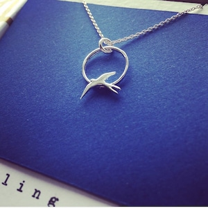 Hermoso collar de plata de ley hecho a mano con forma de vencejo volador