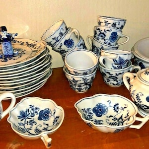 Danube Blue Onion Pattern 27pcs porcelain Vtg Luncheon Plate cups set  pat# 99183