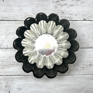 Vintage Set 1950&#39;s Fluted French Tin Tart Bake Molds Set | 4 Small 7 Medium 1 Large