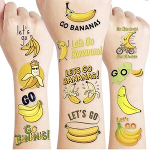 Puede incluir: Tatuajes temporales con ilustraciones de pl&aacute;tanos amarillos con varias expresiones y las frases "Let's Go Bananas!" y "Let's Go". Los dise&ntilde;os incluyen pl&aacute;tanos con gafas de sol, coronas y montando en bicicleta.