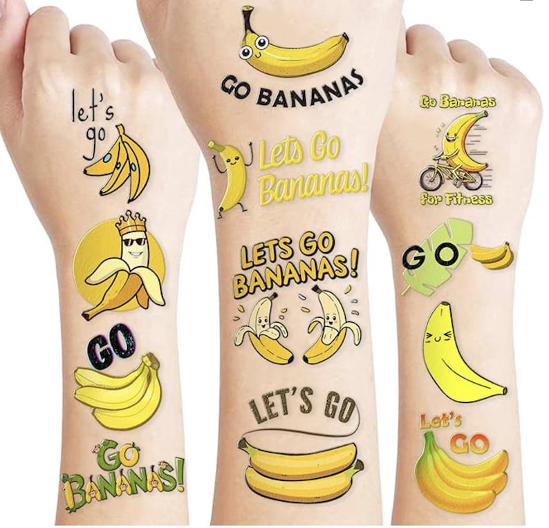 Puede incluir: Tatuajes temporales con ilustraciones de pl&aacute;tanos amarillos con varias expresiones y las frases "Let's Go Bananas!" y "Let's Go". Los dise&ntilde;os incluyen pl&aacute;tanos con gafas de sol, coronas y montando en bicicleta.