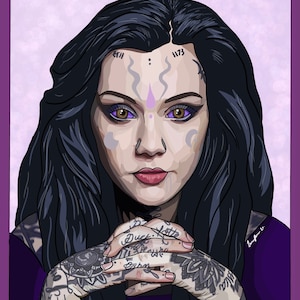 Op de afbeelding: Een vrouw met lang zwart haar en paarse oogschaduw. Ze heeft tatoeages op haar armen en handen, waaronder de woorden "Duck...latte" en "My Girl".