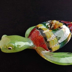 Glas-Meeresschildkröte-Pfeife (Rasta Colors) | Funktionale Glaskunst, Unikat | Mundgeblasen |