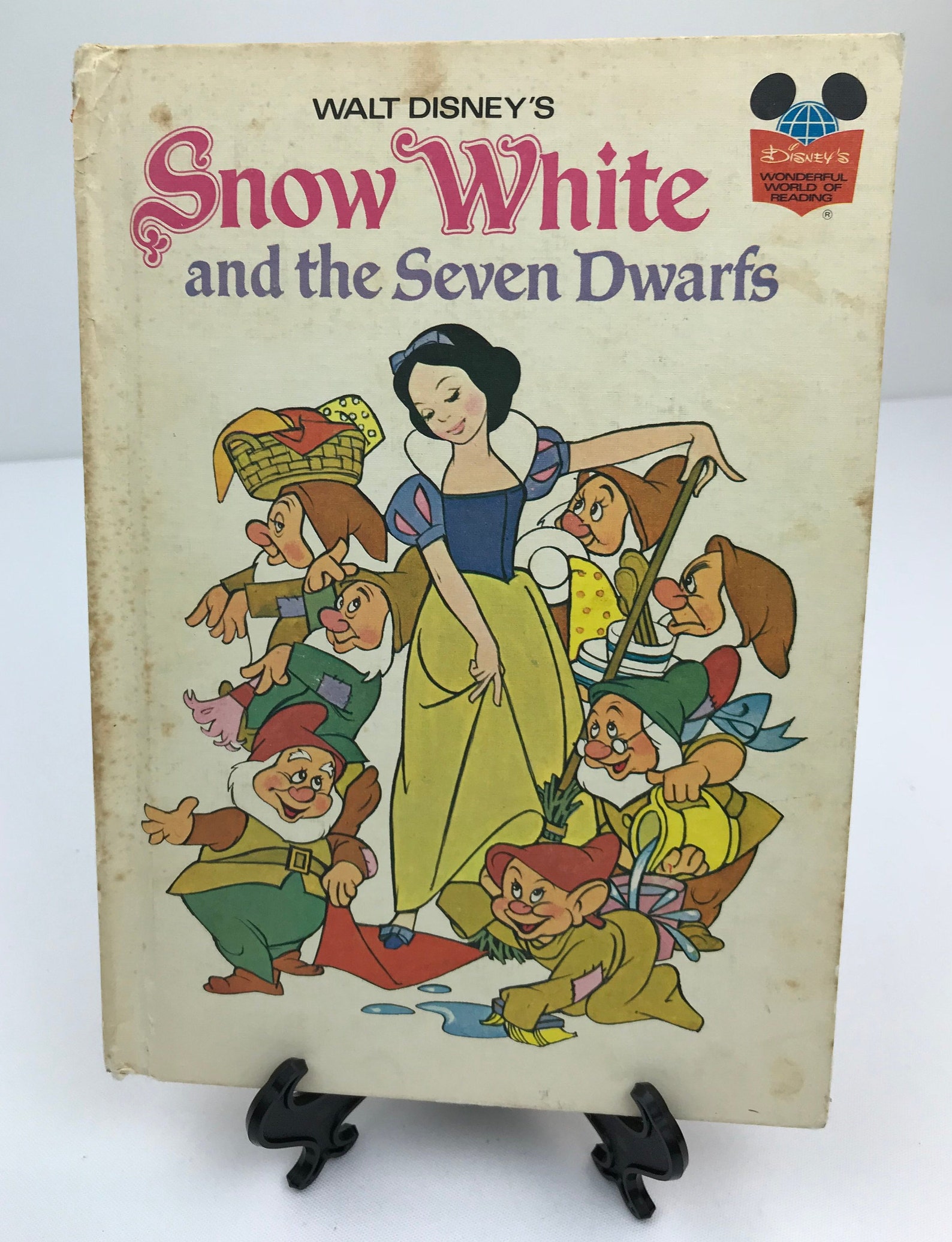 Книга уолт дисней. Уолт Дисней книги. Книжный клуб Диснея Белоснежка. Snow White & the Seven Dwarfs.
