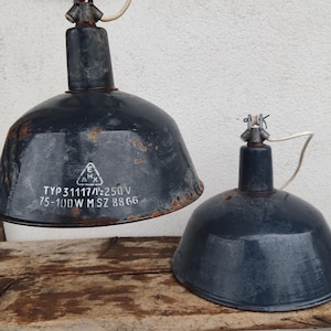 Puede incluir: Una bandeja de servicio de madera hecha a mano con acabado natural. La bandeja rectangular tiene bordes elevados y asas integradas. La veta de la madera es visible, mostrando su encanto rústico. Dimensiones: aproximadamente 40 cm de largo, 25 cm de ancho y 5 cm de profundidad.