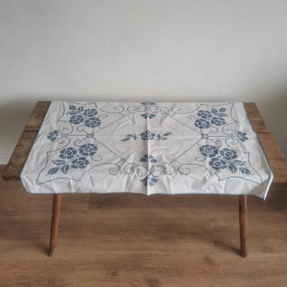 Dr. Blue Cross - 美しいハンガリーのテーブルクロス。魅力的なトリム