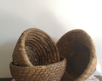 ANTIQUE Rustic harvesting Baskets, Coiled Rye Serving, store Hand crafted Woven Basket Farmhouse Primitive Fruit Harvesting set of 3