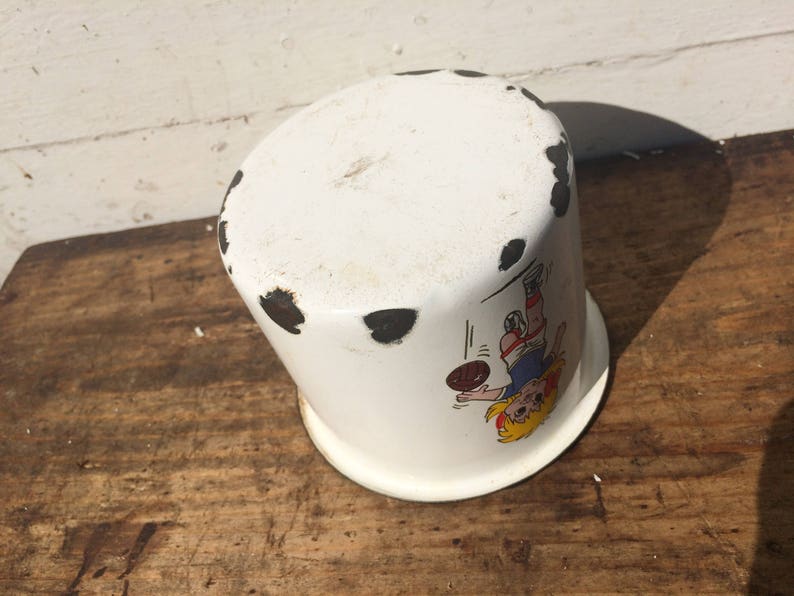 MILKCUP HEAT Pan Girl FOOTBALL Picture Enamel coated Instant Shabby Retro,Soccer White Black Pen Pot Collectors Cup Travel Gear Vintage