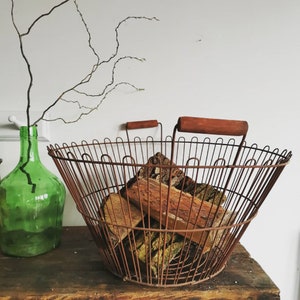 Entzückender Vintage großer alter Apfelerntemetallkorb. Holzlager, Tragegestell 1930er Jahre Handarbeit, selten, selten