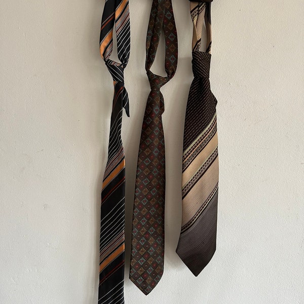 Style intemporel Ensemble de 3 cravates rétro des années 60 en matériaux mixtes bruns dégradés trouvés dans une maison de ville de Budapest Collection vintage rare en bon état !