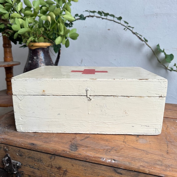 Witte EHBO-doos Vintage Hongaarse medische EHBO houten kist, collectible, fabrieksmedicijndoos, Rode Kruis, oud en nostalgisch