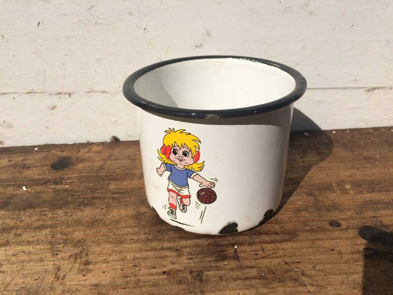 MILKCUP HEAT Pan Girl FOOTBALL Picture Enamel coated Instant Shabby Retro,Soccer White Black Pen Pot Collectors Cup Travel Gear Vintage