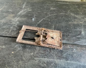 Roestige oude vintage muizenval jaren 40 met de hand gesmede rattenvanger, functionele metalen val, groot hulpmiddel voor het vangen van dieren