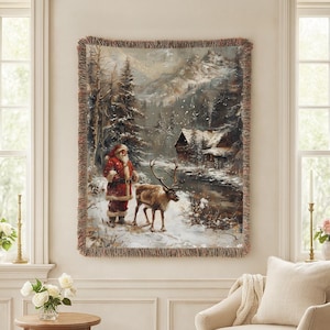 Könnte beinhalten: Ein Wandteppich, der eine Winterszene mit dem Weihnachtsmann und einem Rentier in einem verschneiten Wald zeigt. Der Weihnachtsmann, in einem roten Mantel, steht in der Nähe des Rentiers. Eine Hütte und Berge sind im Hintergrund. Der Wandteppich hat einen Fransenrand.