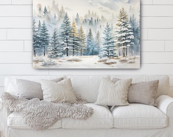 以下が含まれることがあります： 雪に覆われた森の風景を描いた水彩画の長方形のウォールアートプリント。薄っすらと雪を被った常緑樹が立ち並び、柔らかく霧がかった淡い青と白の冬の空を背景にした風景が描かれています。