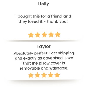 Pu&ograve; includere: Due recensioni dei clienti per un prodotto. La prima recensione di Holly &egrave; a cinque stelle e dice "Ho comprato questo per un amico e gli &egrave; piaciuto molto - grazie!" La seconda recensione di Taylor &egrave; anche a cinque stelle e dice "Assolutamente perfetto. Spedizione veloce ed esattamente come pubblicizzato. Adoro che la federa del cuscino sia rimovibile e lavabile."