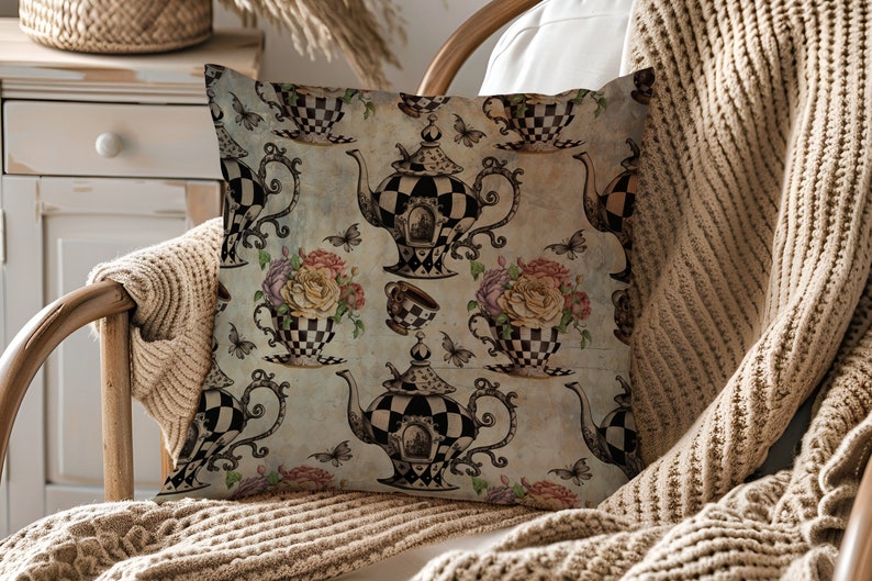 Pu&ograve; includere: Un cuscino decorativo con un design di ispirazione vintage che presenta teiere e tazze a scacchi in bianco e nero con accenti floreali. Lo sfondo &egrave; blu chiaro con una texture usurata.