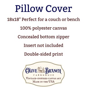 Pu&ograve; includere: Una federa bianca con il testo "Pillow Cover" in blu. La federa misura 45,7 cm per 45,7 cm ed &egrave; realizzata in tela di poliestere al 100%. Presenta una cerniera nascosta sul fondo e una stampa su entrambi i lati. Il testo "Olive Branch Farmhouse Vintage-Inspired Canvas Art Made in the USA" &egrave; stampato sul fondo della federa.