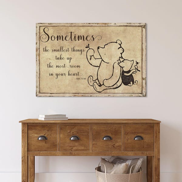 Pode incluir: Uma impressão de arte retangular para parede com fundo bege envelhecido e um desenho de linha preta do Ursinho Pooh e Leitão. O texto diz: Sometimes the smallest things take up the most room in your heart. Winnie the Pooh.