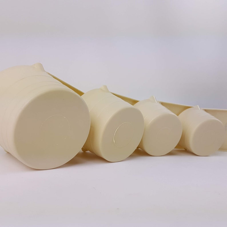 Vintage Measuring Cups Set Plastic Off White 70s 80s Decor