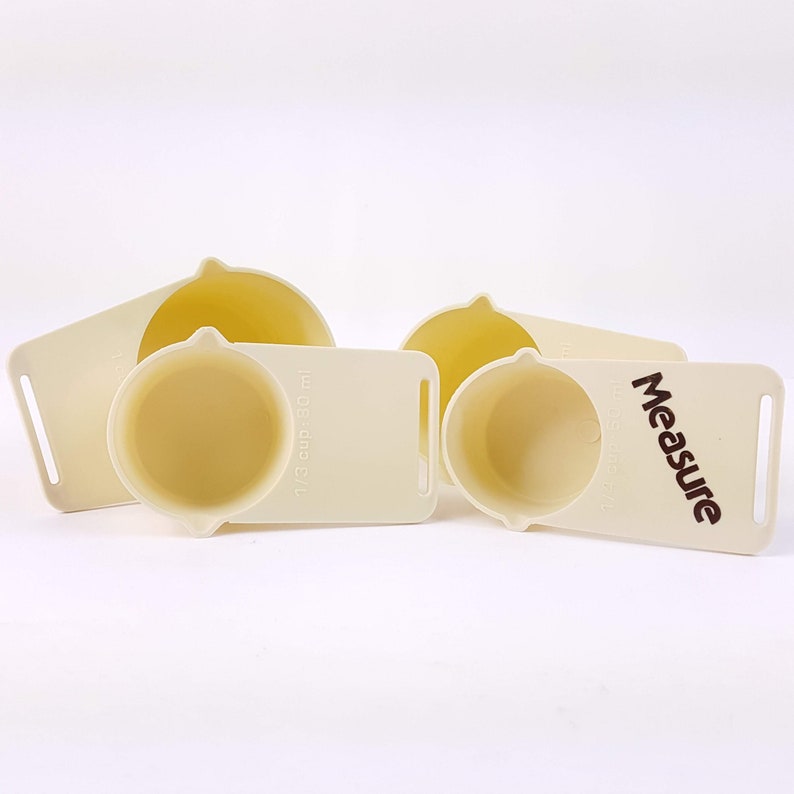 Vintage Measuring Cups Set Plastic Off White 70s 80s Decor
