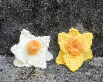 Narcissus brooches hand knitted in 100% wool in shades of yellow