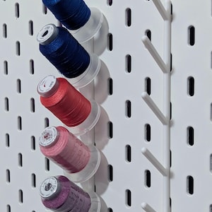 Supporto a gancio per 5 bobine di filo per pannello forato Skadis Ikea