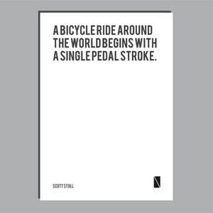 Puede incluir: Una cita inspiradora en blanco y negro sobre un fondo blanco. La cita dice "Un viaje en bicicleta alrededor del mundo comienza con un solo golpe de pedal." La cita se atribuye a Scott Stoll.
