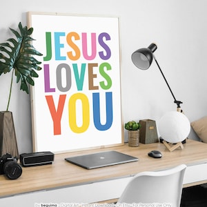 Może przedstawiać: Wydruk w ramie z tekstem "JESUS LOVES YOU" w kolorowych literach. Litery są w r&oacute;żnych kolorach, w tym czerwonym, pomarańczowym, ż&oacute;łtym, zielonym, niebieskim i fioletowym. Wydruk jest na białym tle i jest oprawiony w jasną drewnianą ramę.