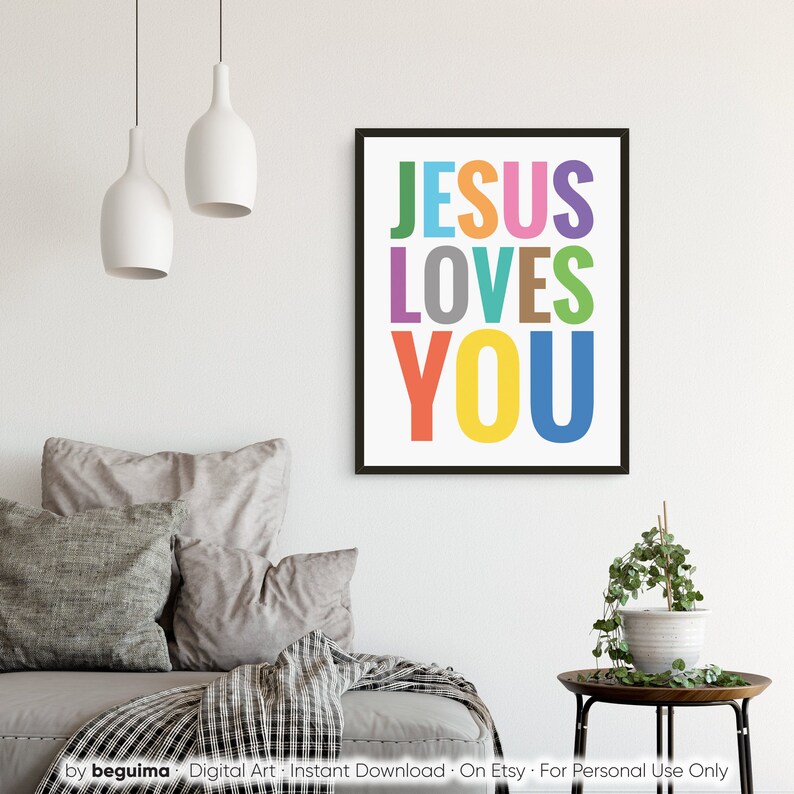 Może przedstawiać: Cyfrowy wydruk artystyczny z tekstem "JESUS LOVES YOU" w kolorowych literach. Wydruk jest oprawiony w czarną ramkę i ma białe tło.