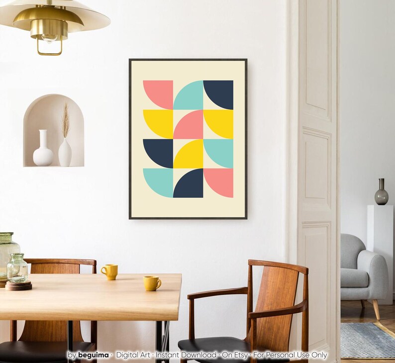 Puede incluir: Un cuadro de arte geom&eacute;trico enmarcado con una cuadr&iacute;cula de formas de cuarto de c&iacute;rculo de colores rosa, amarillo, turquesa y azul marino. La obra de arte se exhibe en un comedor con una mesa y sillas de madera.