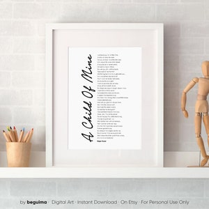 Puede incluir: Una impresi&oacute;n de arte imprimible en blanco y negro con el poema "A Child of Mine" de Edgar Guest. El poema est&aacute; impreso verticalmente sobre un fondo blanco.