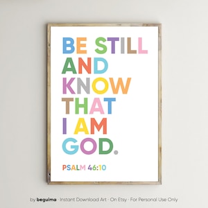 Può includere: Un poster stampabile bianco con il testo "BE STILL AND KNOW THAT I AM GOD." in lettere colorate. Il testo "PSALM 46:10" è stampato in nero sotto il testo principale.
