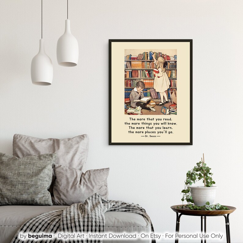 Peut inclure: Une illustration vintage de deux enfants lisant dans une biblioth&egrave;que. La citation "Plus vous lisez, plus vous en saurez. Plus vous apprenez, plus vous irez loin. -Dr. Seuss- " est imprim&eacute;e sous l'image.