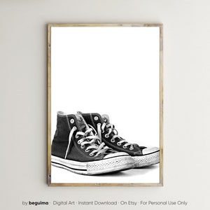 Puede incluir: Impresi&oacute;n en blanco y negro de zapatillas altas negras con cordones blancos, sobre un fondo blanco. La imagen, enmarcada, muestra un estilo cl&aacute;sico e informal. Es una impresi&oacute;n de arte digital.