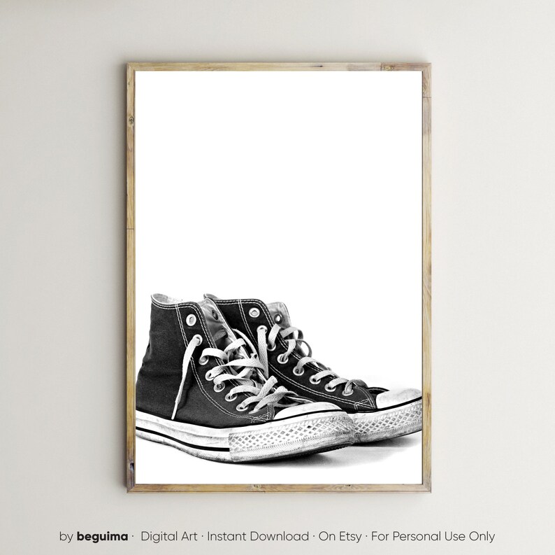 Puede incluir: Impresi&oacute;n en blanco y negro de zapatillas altas negras con cordones blancos, sobre un fondo blanco. La imagen, enmarcada, muestra un estilo cl&aacute;sico e informal. Es una impresi&oacute;n de arte digital.