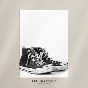 Puede incluir: Zapatillas altas en blanco y negro con cordones blancos. La imagen es una impresi&oacute;n de BEGUIMASTUDIO.