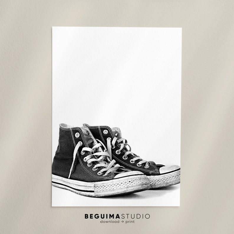 Puede incluir: Zapatillas altas en blanco y negro con cordones blancos. La imagen es una impresi&oacute;n de BEGUIMASTUDIO.