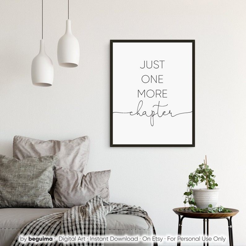 Peut inclure: Une impression murale d'art imprimable en noir et blanc avec le texte "JUST ONE MORE chapter" en &eacute;criture cursive. L'impression est encadr&eacute;e dans un cadre noir et est affich&eacute;e sur un mur blanc.