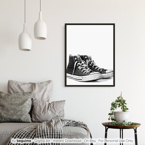 Puede incluir: Impresi&oacute;n enmarcada en blanco y negro con un par de zapatillas altas. Las zapatillas son negras con cordones blancos y suela de goma blanca. Una impresi&oacute;n de arte digital, ideal para la decoraci&oacute;n del hogar.