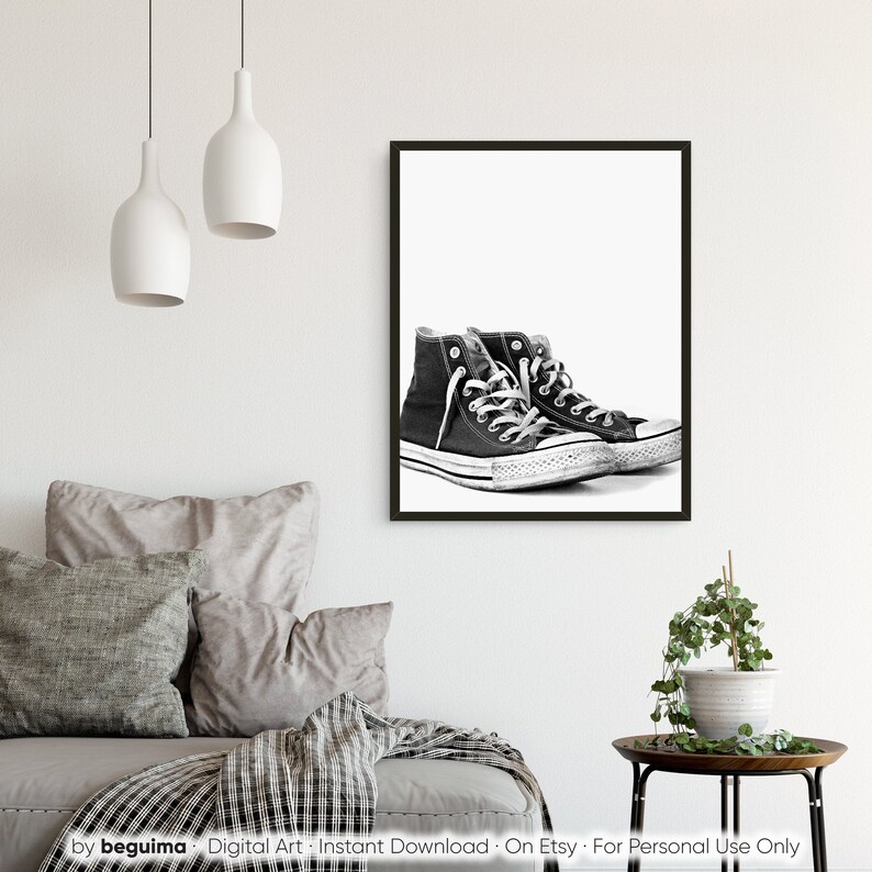 Puede incluir: Impresi&oacute;n enmarcada en blanco y negro con un par de zapatillas altas. Las zapatillas son negras con cordones blancos y suela de goma blanca. Una impresi&oacute;n de arte digital, ideal para la decoraci&oacute;n del hogar.