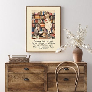 Peut inclure: Une illustration vintage de deux enfants lisant des livres dans une biblioth&egrave;que. La citation "Plus vous lisez, plus vous en saurez. Plus vous apprenez, plus vous irez. -Dr. Seuss- " est imprim&eacute;e sous l'image.