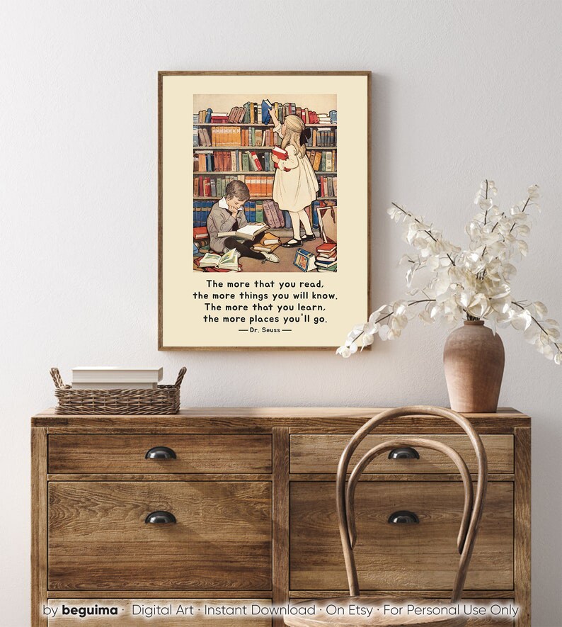 Peut inclure: Une illustration vintage de deux enfants lisant des livres dans une biblioth&egrave;que. La citation "Plus vous lisez, plus vous en saurez. Plus vous apprenez, plus vous irez. -Dr. Seuss- " est imprim&eacute;e sous l'image.