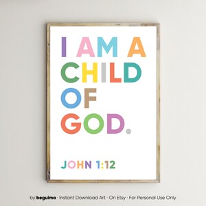 Könnte beinhalten: Ein farbenfrohes, druckbares Wandbild mit dem Text "I AM A CHILD OF GOD." in einem Regenbogen aus Farben. Der Text "JOHN 1:12" ist in Rosa und Schwarz unter dem Haupttext gedruckt.