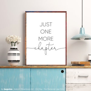 Peut inclure: Une affiche imprimable blanche avec du texte noir qui dit "JUST ONE MORE chapter" en &eacute;criture cursive. L'affiche est encadr&eacute;e dans un cadre en bois brun et est accroch&eacute;e &agrave; un mur.