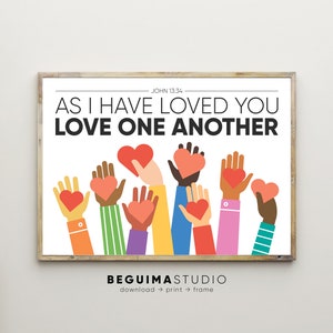 Pode incluir: Um cartaz branco imprimível com o texto "AS I HAVE LOVED YOU LOVE ONE ANOTHER" em letras pretas em negrito. O texto "JOHN 13:34" está em letras pretas menores acima do texto principal. O cartaz apresenta uma ilustração colorida de várias mãos levantadas com corações nas palmas das mãos.
