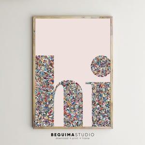 Op de afbeelding: Een roze achtergrond met het woord "hi" in witte letters. De letters zijn gevuld met een kleurrijk patroon van kleine, abstracte vormen.